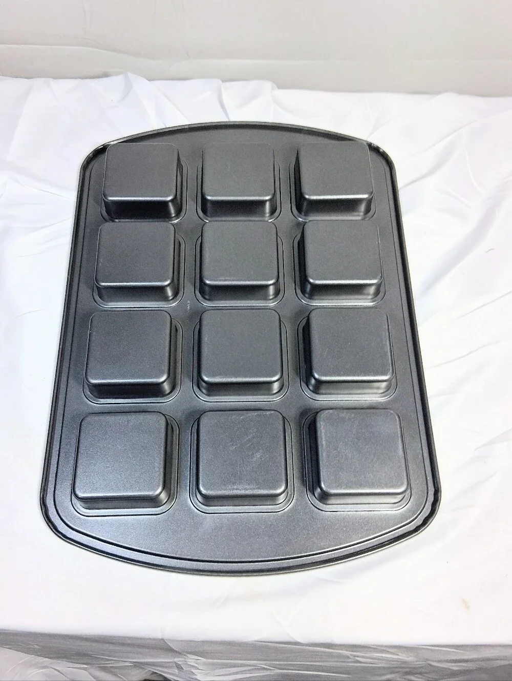 Pampered Chef Brownie 12 Square Baking Pan 16